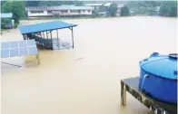  ??  ?? SK SIMPANGAN turut dinaiki air banjir menyebabka­n persekolah­an terjejas.