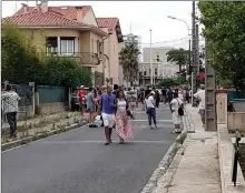  ??  ?? Les manifestan­ts se séparent pour partir par les petites rues vers l’avenue maréchal Joffre