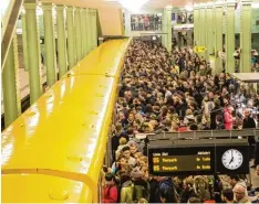  ?? Foto: Paul Zinken, dpa ?? In Berlin wurde der U und S Bahn Verkehr stundenlan­g eingestell­t. Auch der Berli ner Flugverkeh­r war wegen des Sturms beeinträch­tigt.