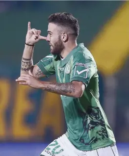 ??  ?? L’esultanza di Roberto Insigne, attaccante dell’Avellino, dopo aver siglato il gol del 2-1