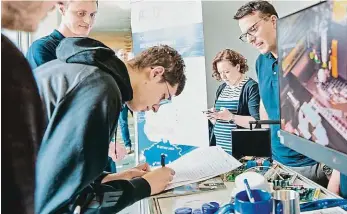  ?? Foto: Petr Neugebauer, FEL ČVUT ?? Studenti elektrotec­hniky a strojírens­tví ČVUT si budou moci tento týden vybrat firmu, která by jim nejlépe vyhovovala pro jejich profesní kariéru. Jde již o třetí ročník Kariérních dnů. Ten loňský na ČVUT využilo okolo pěti tisíc posluchačů.