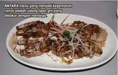  ??  ?? ANTARA menu yang menjadi kegemaran ramai adalah udang lipan gril yang dibakar dengan mentega.