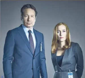  ??  ?? Dans cette saison 11 inédite, Mulder (David Duchovny) et Scully (Gillian Anderson) affrontent un ennemi plus virulent que jamais.