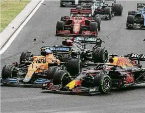  ?? PETER KOHALMI / AFP ?? La col·lisió
El moment clau va ser el xoc de
Bottas amb Norris i del segon amb Verstappen