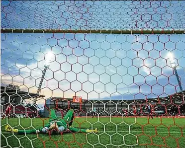 Rot-Weiß am Boden - PressReader