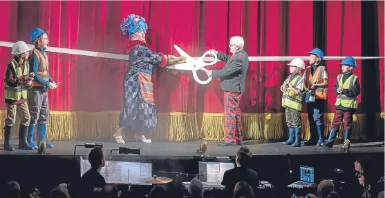  ?? Picture: Angus Findlay. ?? Perth Provost Dennis Melloy cuts the ribbon with Widow Twankey, played by Barrie Hunter, and young cast members playing constructi­on workers.