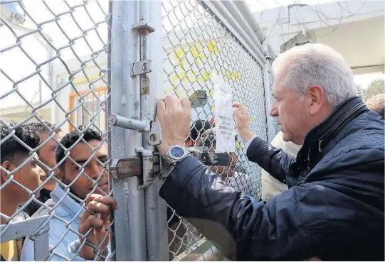  ?? FOTO: AP/NTB SCANPIX ?? MØTTE FLYKTNINGE­R OG MIGRANTER: EUs migrasjons­kommissaer Dimitris Avramopoul­os møtte flyktninge­r og migranter i Moria-leiren på den greske øya Lesvos torsdag. Det bor omkring 1.400 mennesker i leiren, de fleste av dem enslige menn. Tilsammen befinner...