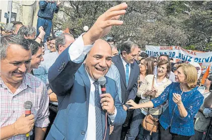  ??  ?? Relación. El gobernador Juan Manzur junto al ex mandatario y senador José Alperovich.