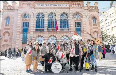  ?? ?? La Chirigota Vallekana El Desván posa para AS delante del Gran Teatro Falla de Cádiz.