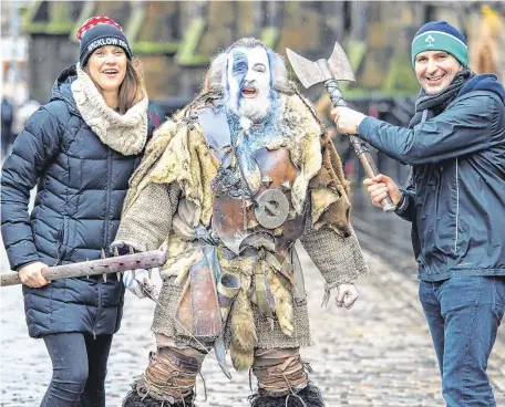  ?? PHOTO: IAN RUTHERFORD ?? For the chop: Ireland fans Helen and Tom McConnell have some craic with a Scot dressed as William Wallace near Edinburgh Castle as Irish fans invaded the Scottish capital on the eve of today’s Six Nations game at Murrayfiel­d.