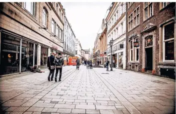  ?? FOTO: ANDREAS ENDERMANN ?? Düsseldorf im Lockdown: Hier ein Blick in die ansonsten so belebte Flinger Straße in der Altstadt mit ihren zahlreiche­n Geschäften, die zurzeit geschlosse­n sind.