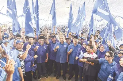  ?? ZAHID Hamidi dan Menteri Luar Negeri Datuk Seri Anifah Aman bergambar bersama Jentera Barisan Nasional Parlimen Kimanis pada Majlis Pemimpin Bersama Rakyat di Tamu Pekan Bongawan, Isnin. - Gambar BERNAMA ??