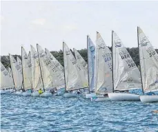  ?? FOTO: GÖBNER ?? Für einen Startversu­ch reichte der Wind bei der Internatio­nalen deutschen Meistersch­aft der olympische­n Finn-Dinghy-Klasse beim Württember­gischen Yacht-Club. Doch wenig später erzwang die Sturmwarnu­ng einen Abbruch der Segelei am Donnerstag.