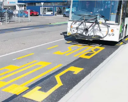  ?? Photo / Judith Lacy ?? One of Feathersto­n St’s new in-lane bus stops.