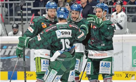  ?? Foto: Siegfried Kerpf ?? Ein Bild, an das sich die DEL gewöhnt hat: Jubelnde Augsburger Panther. Von links: Arvids Rekis, Benjamin Hanowski und Mark Cundari gestern Abend beim 4:0 Sieg über den Tabellen Zweiten aus Nürnberg.