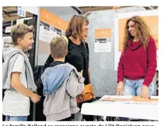  ??  ?? La famille Rolland se renseigne auprès de Lilit Danielyan pour les ateliers musicaux.