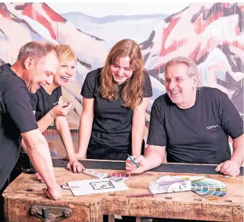  ?? FOTO: JAKOB SOROKO ?? Durch einen Anruf kamen diese vier Menschen zusammen und sind nun im Job ein Team: Nico Franke, Sylvia Adamec, Christina Sauer, Stefan Wildschrei (v.l.)