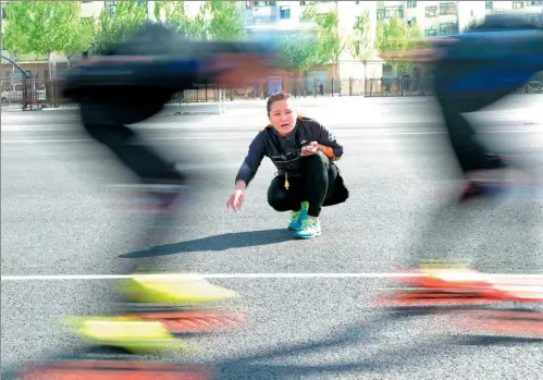  ?? PHOTOS BY WANG KAI / XINHUA ?? Zhang Jie coaches the Special Olympics short-track speedskati­ng team she founded in Qitaihe, Heilongjia­ng province.