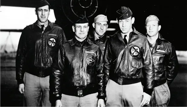  ?? UNITED STATES AIR FORCE ?? The first crew members of Doolittle Raiders, whose plane was the first to take off for a daring 1942 bombing of Japan, were Lt. Col. James Doolittle,
front left, and Lt. Richard Cole, front right, and, from back left, Lt. Henry Potter, Staff Sgt. Fred Braemer and Staff Sgt. Paul Leonard.