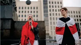  ??  ?? Мария Колесников­а и студент Игорь Демидко во время акции протеста в Минске в августе 2020 года
