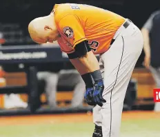  ?? AP / Steve Nesius ?? ¡OUCHHHH! Carlos Beltrán, de los Astros, reacciona adolorido luego de recibir un bolazo en un pie en el partido de ayer.