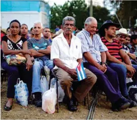  ??  ?? LA TRANSICIÓN. Cubanos atentos a la sesión de la Asamblea Nacional.