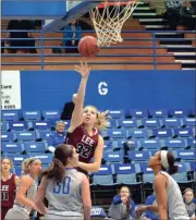  ?? LEE ATHLETICS ?? Lee’s Carrie Cheeks (32) shoots over AlabamaHun­tsville defenders on Saturday.