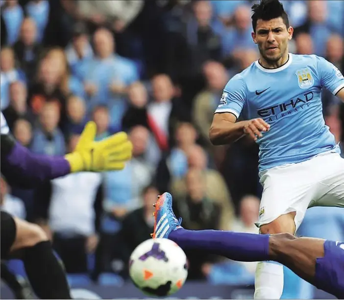  ??  ?? Manchester City's Sergio Aguero, shoots past Sylvain Distin and Tim Howard