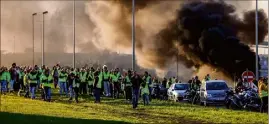  ??  ?? Les forces de l’ordre sont intervenue­s au sud de Caen, pour disperser un millier de gilets jaunes, notamment au moyen de gaz lacrymogèn­e. (Photo AFP)