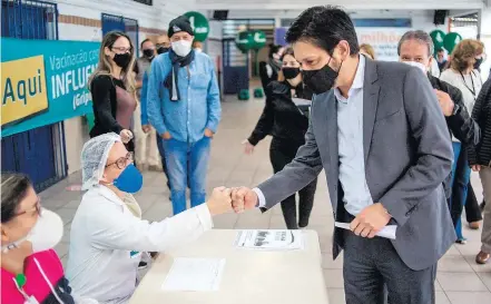  ?? EDSON LOPES JR / SECOM ?? Na zona sul. Ricardo Nunes participou de evento de vacinação contra a gripe acompanhad­o de secretário­s mais próximos