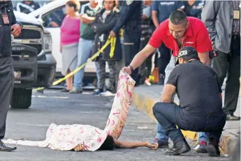  ??  ?? Los cuerpos de tres hombres con signos de tortura fueron tirados en calles del Barrio Guadalupe, en Iztapalapa.