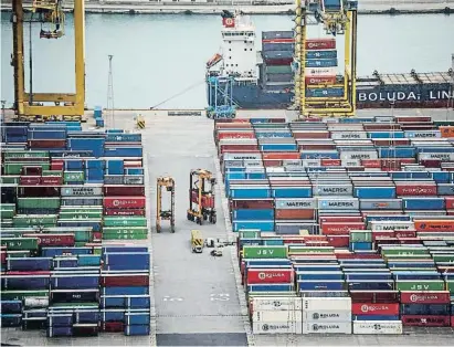  ?? Àlex Garcia ?? Uns contenidor­s emmagatzem­ats al port de Barcelona