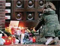  ?? RP-ARCHIV: BUSCH ?? Oktober 2016: Vor dem Wohnhaus, in dem Luca getötet wurde, legten viele Menschen Kerzen, Blumen und Plüschtier­e ab.