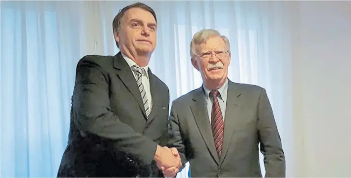  ?? AP ?? Mano a mano. El presidente electo de Brasil, Jair Bolsonaro, y el asesor de Seguridad Nacional de Trump, John Bolton, ayer en Río de Janeiro en el encuentro cara a cara.