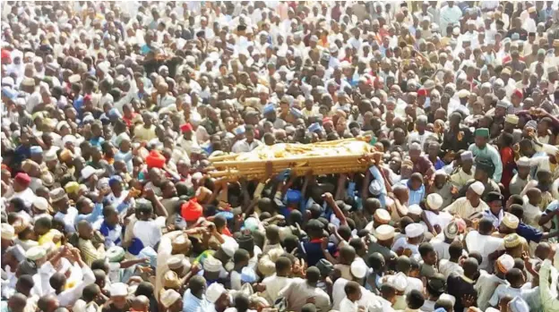  ??  ?? Remains of late Liman Muhammadu Lawal, about to be buried