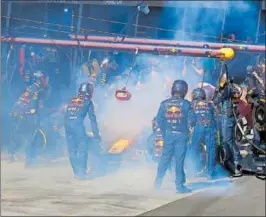  ?? ?? Verstappen lleva el Red Bull en llamas hasta el garaje del equipo.