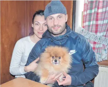  ?? FOTO: MARTIN BAUCH ?? Christian Jungwirth betreibt eine der härtesten Kampfsport­arten. Das Foto zeigt ihn zusammen mit Ehefrau Cigdem und Hund „Ruffy“.