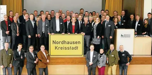  ??  ?? Zahlreiche Nordhäuser Unternehme­r und Kommunalpo­litiker, darunter die Landtagsab­geordneten der rot-rot-grünen Regierung, Mitteldorf und Becker, kämpfen für den Kreissitz Nordhausen.