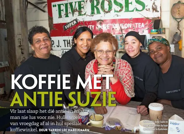  ??  ?? HOOFFOTO: Antie Suzie en haar werknemers by haar koffiewink­el in Kuilsrivie­r.