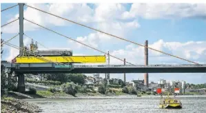  ?? ?? Der Schiffsver­kehr wird während der Bauarbeite­n an der A 40-Rheinbrück­e mit sogenannte­n Wahrschauf­lößen (rechts im Bild) eingeengt.