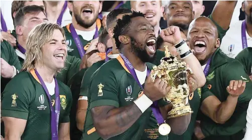  ?? | African News Agency (ANA) ?? MEMBERS of the victorious Springbok rugby team enjoy their moment with the World Cup trophy after the tournament in Japan last month. South Africans are in need of more of this type of unity that brought the nation’s people together then.