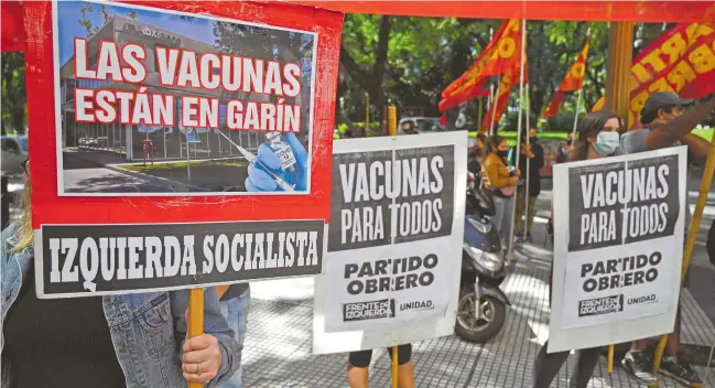 ?? JUAN MABROMATA/AFP ?? Argentinos reclaman la llegada de vacunas contra el Covid