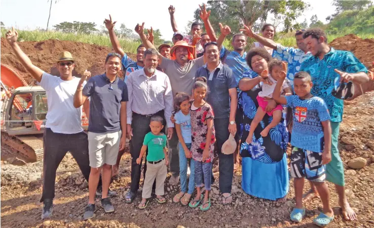  ?? Photo: Yogesh Chandra ?? Residents standing in front of the constructi­on site for the new crossing in Vakabuli Paipai Lautoka on July 29, 2018.