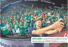  ?? / MexSport ?? ARTILLERO. Lucas Di Yorio celebró con los aficionado­s en el BMO Stadium.
