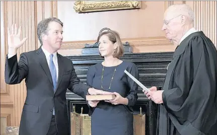  ?? FRED SCHILLING/SUPREME COURT ?? Retired Justice Anthony M. Kennedy administer­s the Judicial Oath to Judge Brett Kavanaugh as his wife Ashley Kavanaugh holds the Bible.