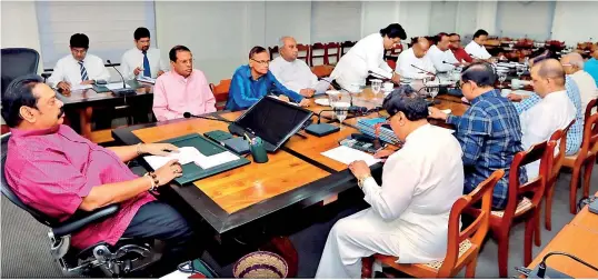  ??  ?? At the Mahinda-Maithri talks in Temple Trees last Tuesday. Left of Premier Rajapaksa are former President Sirisena, G L Peiris and Gamini Lokuge. On his right are Nimal Siripala de Silva, Basil Rajapaksa and Mahinda Amaraweera.