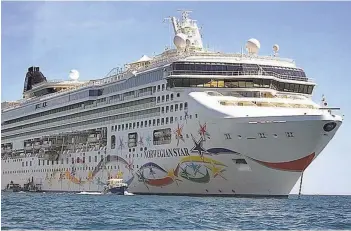  ??  ?? Turismo. El crucero Norwegian Pearl provenient­e de Estados Unidos llegó el sábado a San Juan del Sur.