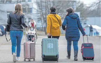  ?? FOTO: STEFAN PUCHNER/DPA ?? Nach wie vor kommen Flüchtling­e aus der Ukraine und auch aus anderen Ländern nach Deutschlan­d und damit in den Landkreis.