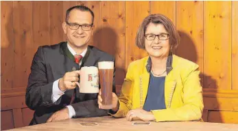  ?? FOTO: HIRSCH-BRAUEREI ?? Geschäftsf­ührer Hubert Hepfer und Gesellscha­fterin Gabriele Lemke stoßen gemeinsam auf das erfolgreic­he Geschäftsj­ahr 2017 der Hirsch-Brauerei an.