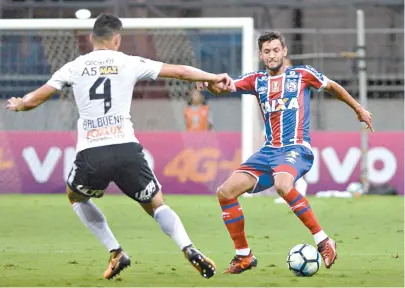  ??  ?? Juninho Capixaba parte para cima de Balbuena. Lateral formado no Fazendão faz mais uma boa apresentaç­ão